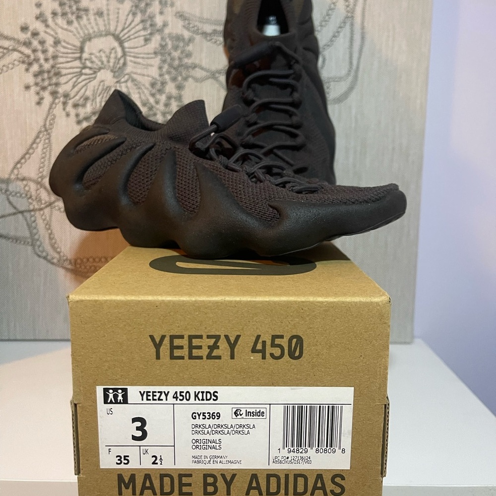 Yeezy Black Sneakers with Organic Silhouette and Stretchy Upper